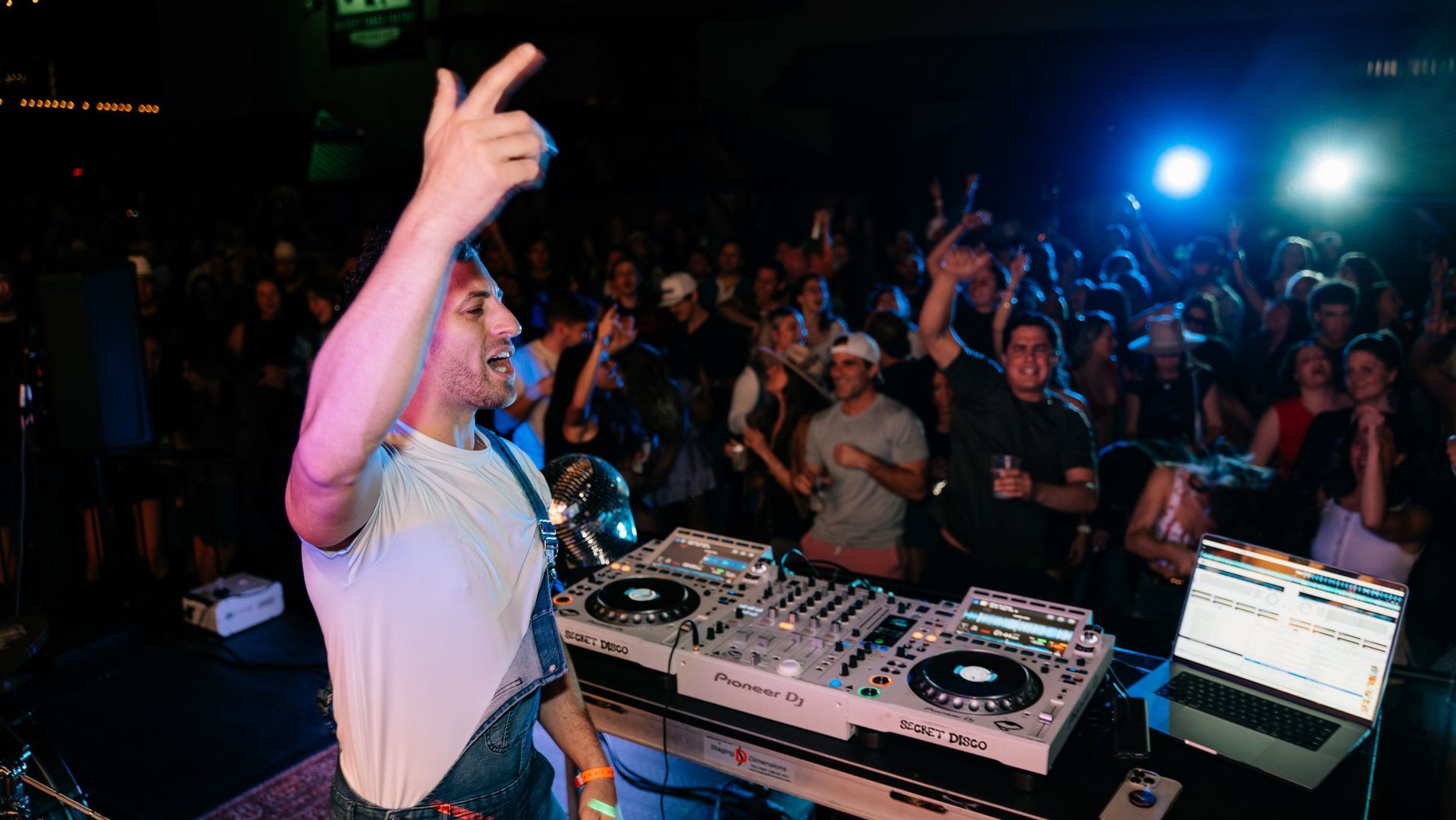 MIXMODE live at WTF Sporting Club — Austin, TX — Mar 01, 2025 MIXMODE (DJ Jordan Miller & Kristian Cruz) performing country EDM hybrid duo set at WTF Sporting Club in Austin, TX on Mar 01, 2025. Boots N' Beats 2025 Tour.
