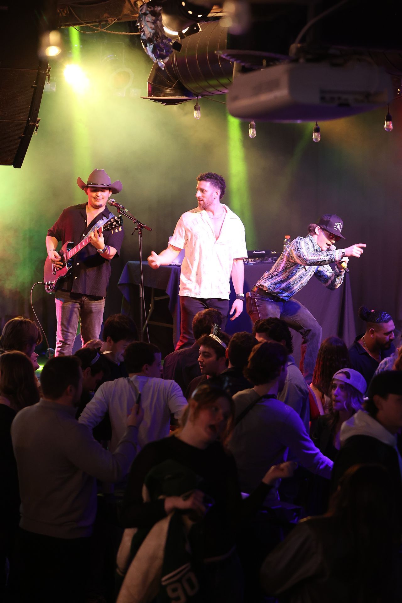MIXMODE live at Joe's on Weed St. — Chicago, IL — Dec 31, 2025 MIXMODE (DJ Jordan Miller & Kristian Cruz) performing country EDM hybrid duo set at Joe's on Weed St. in Chicago, IL on Dec 31, 2025. Boots N' Beats 2025 Tour.