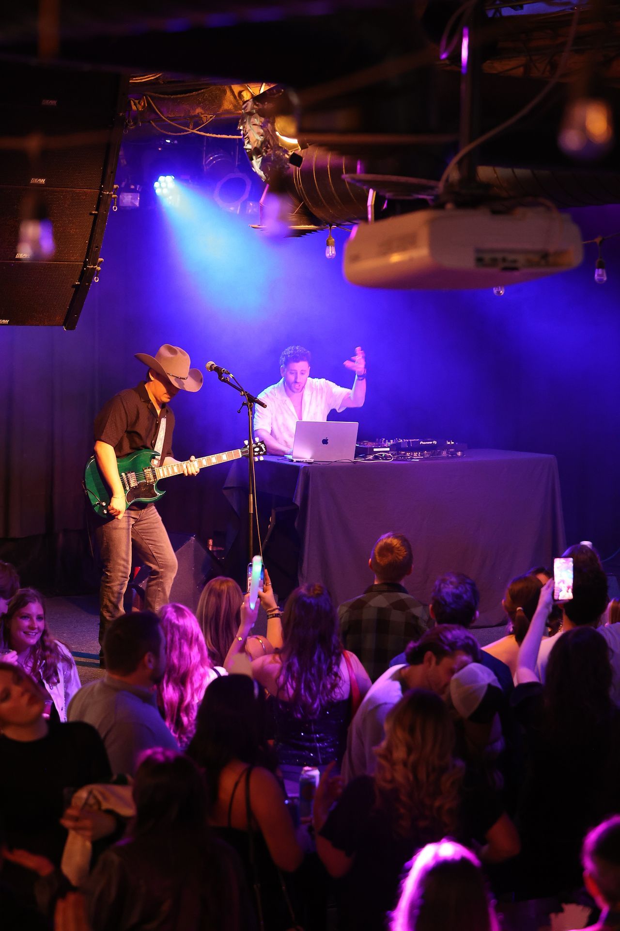 MIXMODE live at Joe's on Weed St. — Chicago, IL — Dec 31, 2025 MIXMODE (DJ Jordan Miller & Kristian Cruz) performing country EDM hybrid duo set at Joe's on Weed St. in Chicago, IL on Dec 31, 2025. Boots N' Beats 2025 Tour.