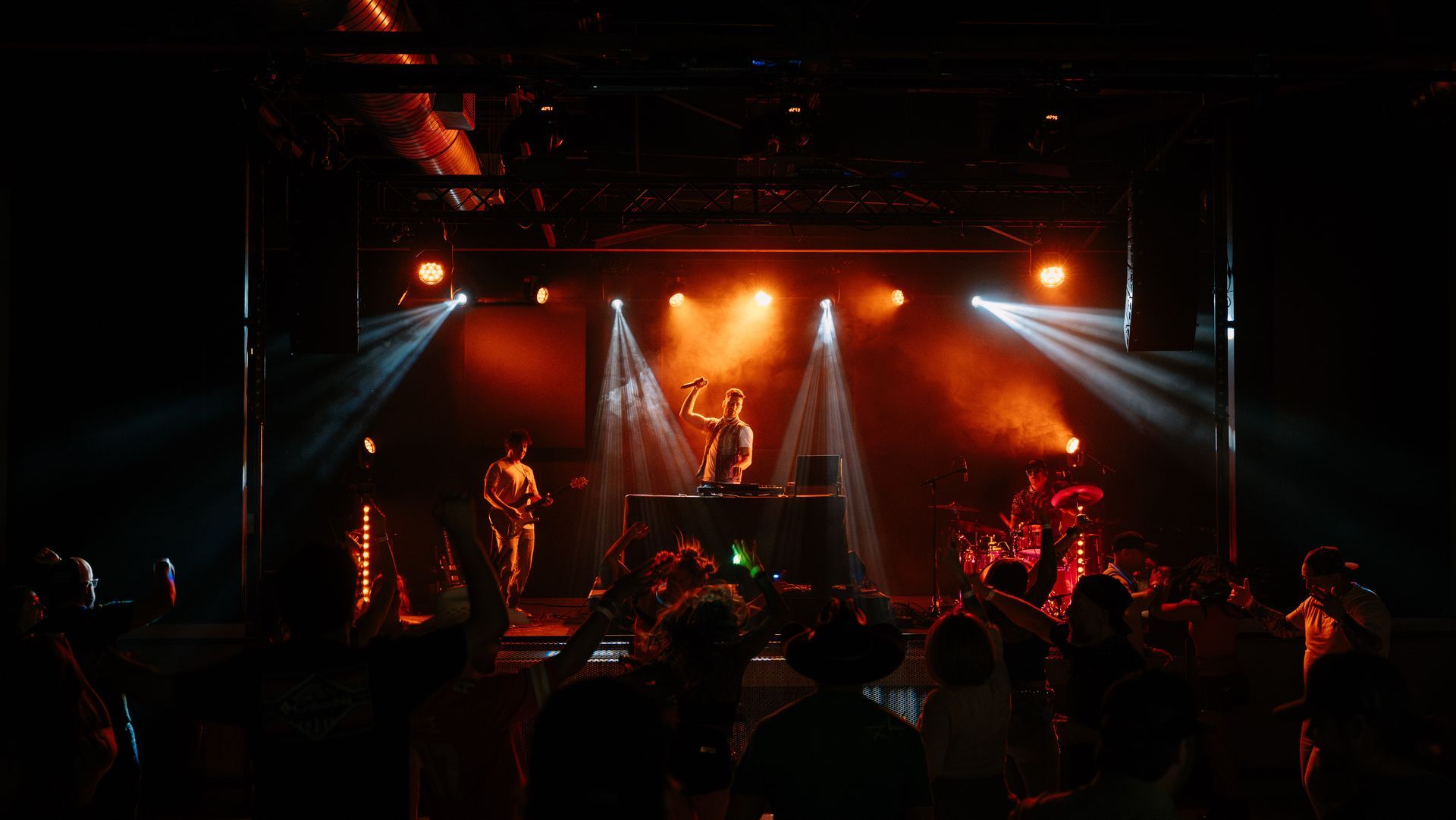 MIXMODE live at Beer City Music Hall — Oklahoma City, OK — Mar 14, 2025 MIXMODE (DJ Jordan Miller & Kristian Cruz) performing country EDM hybrid duo set at Beer City Music Hall in Oklahoma City, OK on Mar 14, 2025. Boots N' Beats 2025 Tour.