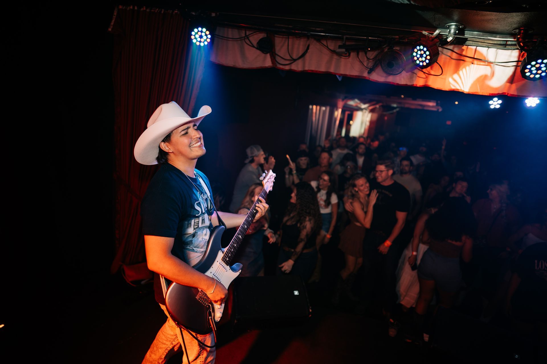 MIXMODE live at Last Exit Live — Phoenix, AZ — Apr 26, 2025 MIXMODE (DJ Jordan Miller & Kristian Cruz) performing country EDM hybrid duo set at Last Exit Live in Phoenix, AZ on Apr 26, 2025. Boots N' Beats 2025 Tour.