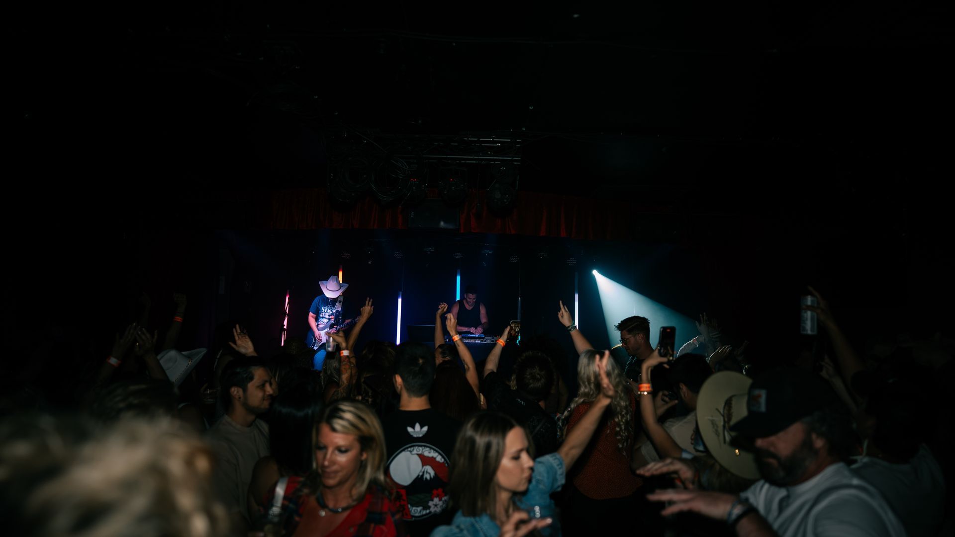 MIXMODE live at Last Exit Live — Phoenix, AZ — Apr 26, 2025 MIXMODE (DJ Jordan Miller & Kristian Cruz) performing country EDM hybrid duo set at Last Exit Live in Phoenix, AZ on Apr 26, 2025. Boots N' Beats 2025 Tour.