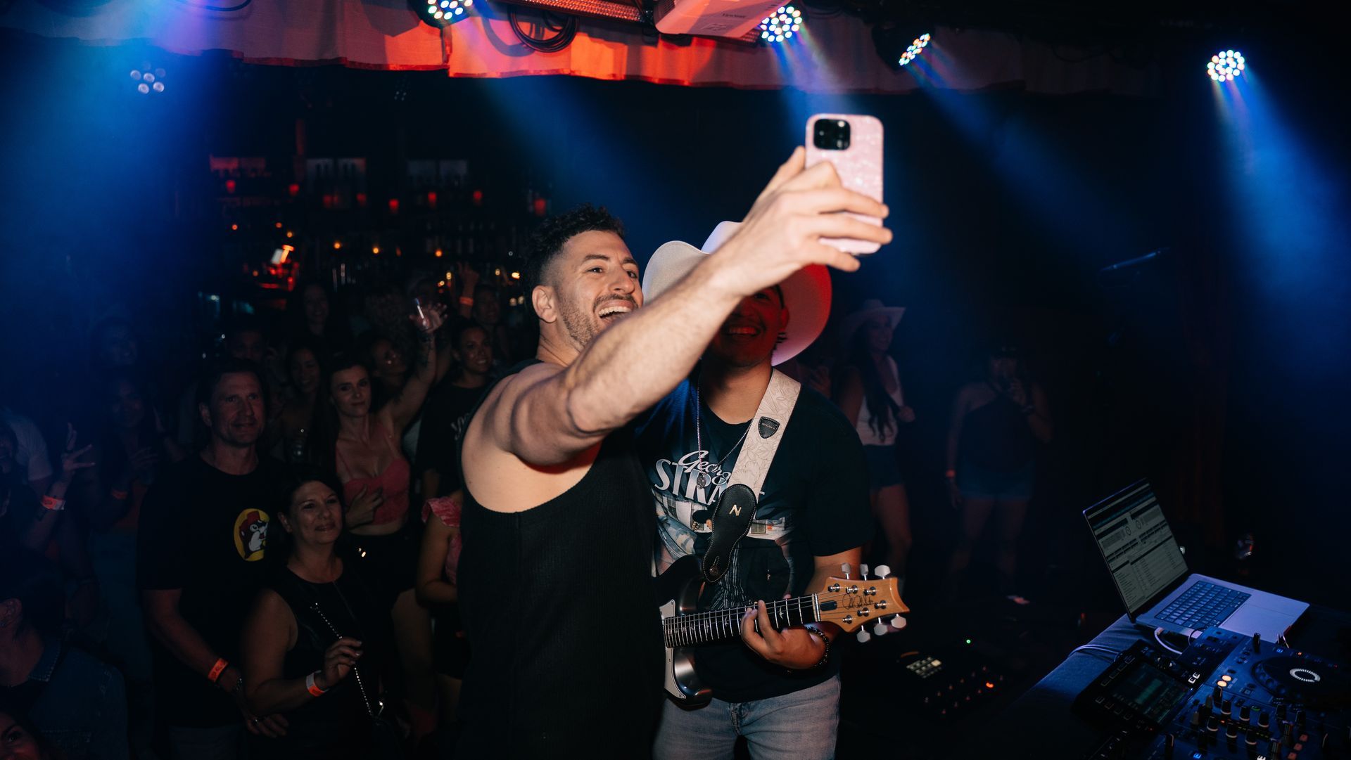 MIXMODE live at Last Exit Live — Phoenix, AZ — Apr 26, 2025 MIXMODE (DJ Jordan Miller & Kristian Cruz) performing country EDM hybrid duo set at Last Exit Live in Phoenix, AZ on Apr 26, 2025. Boots N' Beats 2025 Tour.